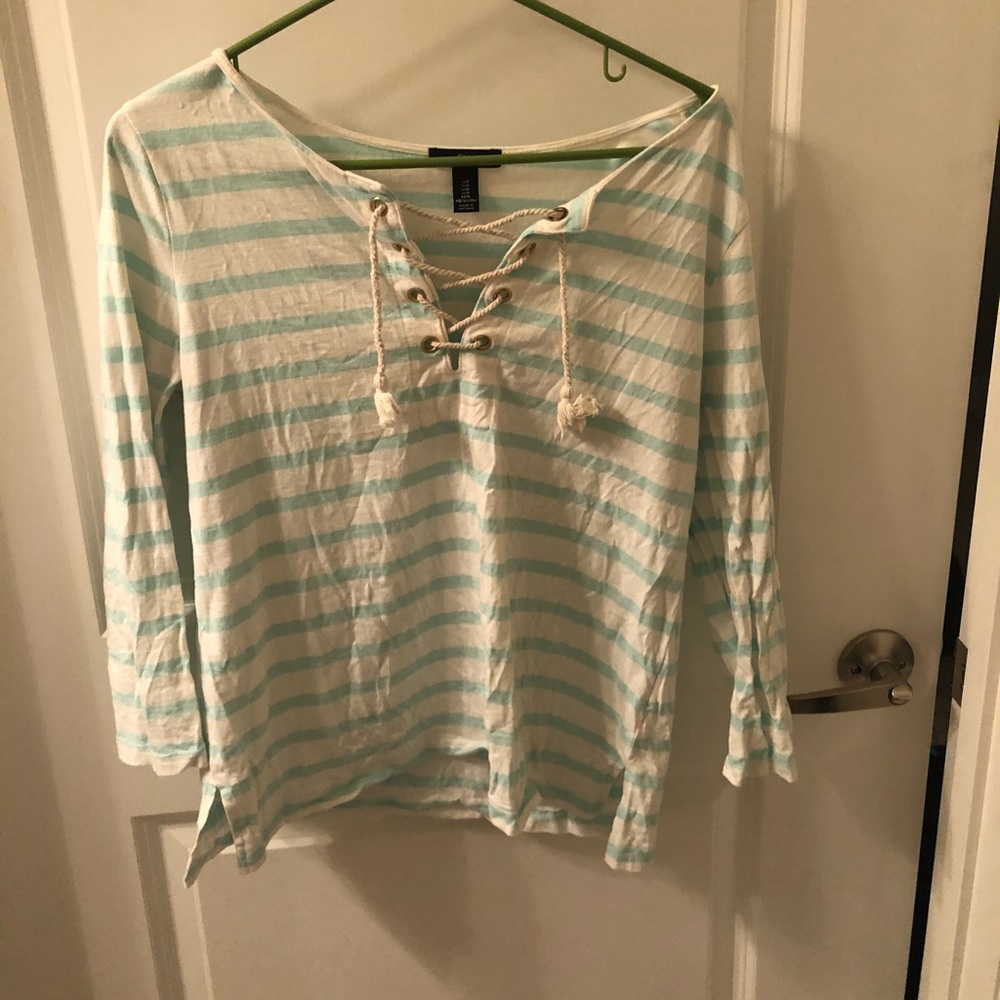 ⚡️2/$25⚡️ GAP shirt